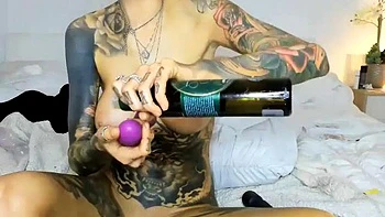 Татуированная девка раздевается на камеру