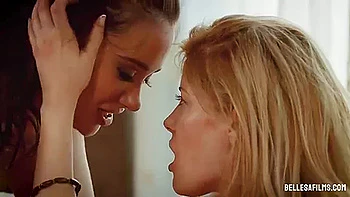 Charlotte Stokely & Gia Paige lesbische Dessous-Verführung