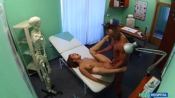 Молодая медсестра отсасывает большой член с аппетитной попой