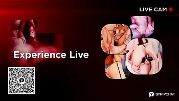 Кудрявая брюнетка жестко мастурбирует в прямом эфире на Стрипчат