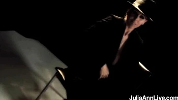 Пышногрудая блондинка Юлия Энн в костюме ебется наездницей