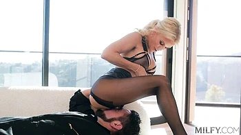 Милфа Татьяна сосёт член и жестко ебёт