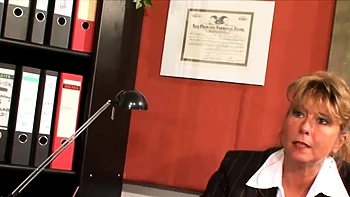 Зрелую жену жестко трахали с большими членами