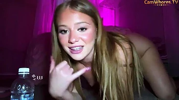 Рыжая дрочит киску в соло