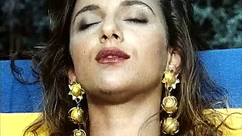 Селен трахает анус и кончает на лицо, винтаж