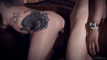 Jeune latina mince baisée par une grosse queue noire