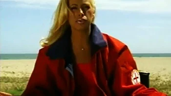 Rubia con grandes tetas enseñando desde atrás