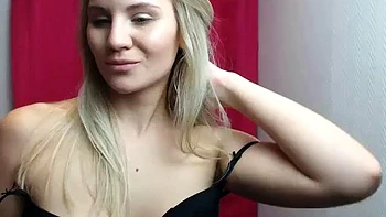 Любительница блондинка демонстрирует тело