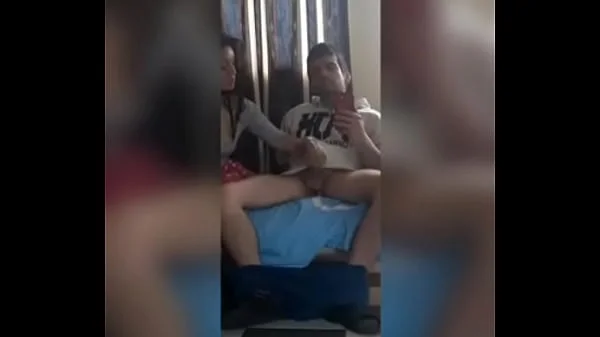 Mi Vecina le encanta jugar con mi Pene, Lo Pajea y Mama hasta no poder más