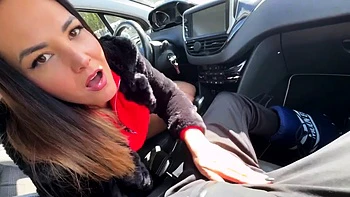 Ava Moore chupa en la nieve al aire libre