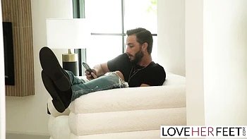 Lucas Frost verehrt sexy Füße mit perverser Fußarbeit