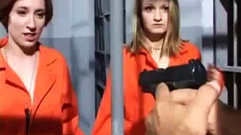 Трое в тюрьме: минет, раком и наездница