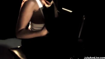 Julia Ann chevauche en cowgirl avec ses gros seins fake