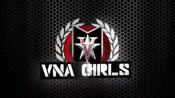 Charlee Chase se branle la chatte avec ses doigts