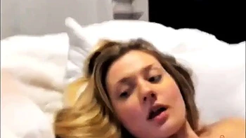 Moreninha gostosa chupando e fodendo de quatro e montada