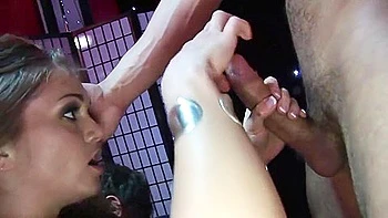 Große Titten Stripperinnen teilen Schwänze & Anal Party