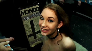 Brünette Pornodarstellerin im POV vollgespritzt im Gesicht