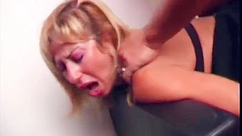 Шлюха ловит вора и даёт ему трахать себя