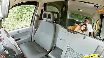 Brünette reitet im Taxi den arroganten Denis