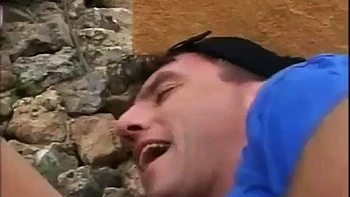 Gina rubia se folla el culo y hace mamada fuera