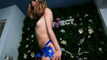 Маленькая блондинка Хейли Хейз дико мастурбирует