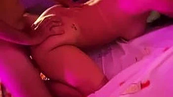 Amanda und freche Blondine im Doggy: Amateur-Mädels