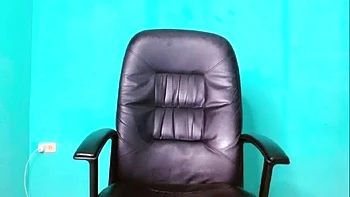 Muskulöser Mann wichst großen Schwanz und zeigt dicken Arsch