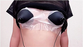 Japanisches Babe mit Brustwarzenorgasmus und durchsichtigem Spielzeug