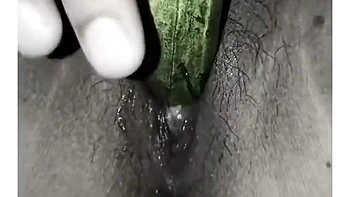 Pepino cravado fundo na bunda da amiga em POV