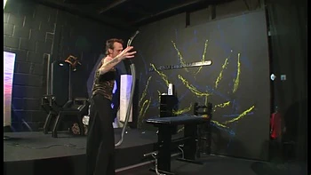 Demütigender Dildo fickt ihre Fotze und ihren Arsch im BDSM