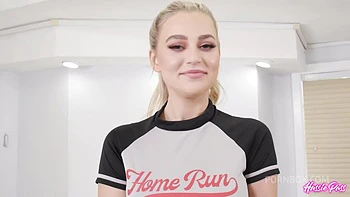 Blonde Blake würgt an dickem Schwanz vor tiefem Ficken