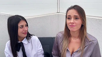 Мари играет с большими сиськами Кэнди