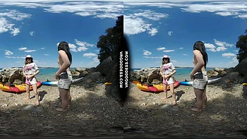 Брюнетка с тату голая курит на каяке