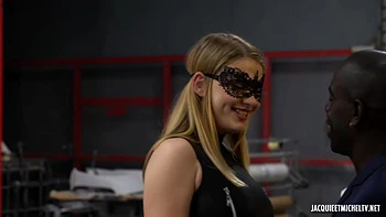 Sophie, 25 anos, milf atrevida de peitos grandes na lingerie