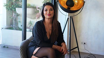 La sexy Laura follada por 3 tipos en gangbang con lencería