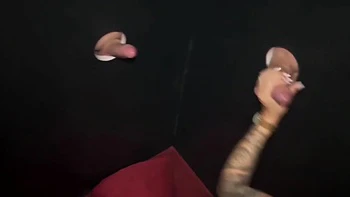 Сука у глори-хола сосёт и глотает сперму