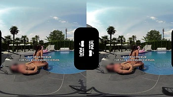 Brune en cowgirl suce une bite au bord de la piscine