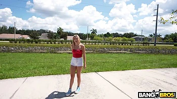 Blonde saugt tief und bekommt Gesichtsvollendung