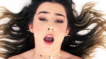 Aidra Fox verführt Kenna James zum heißen lesbischen Fick