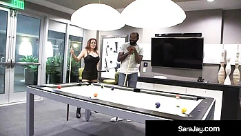 Latina Sara Jay mit riesigen Titten wird von Nicky Ferrari gefickt