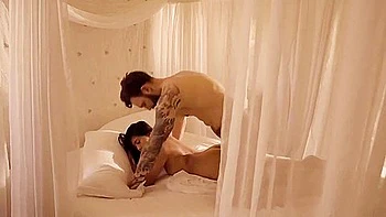 Brunette asiática de peitos grandes fodida com pinto enorme