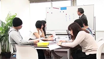 Amateur japonaise asiatique jouit à l’intérieur