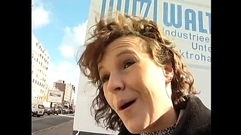 MILF saugt geilen Schwanz im Parkplatz POV