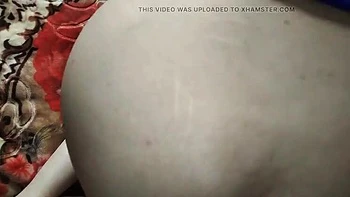 Marokkanische Hijab-Frau nimmt Boss zum ersten Mal anal, er spritzt in ihre enge Fotze