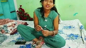 Heiße indische Bhabhi fickt Stiefbruder mit großem Schwanz anal