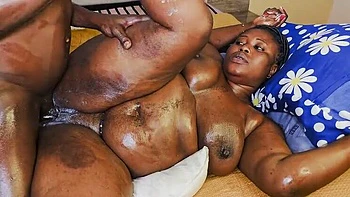 Belle-mère baisée fort par le gros queue noir du beau-fils