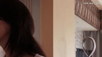 Брюнетка милф кончает в любительской групповухе