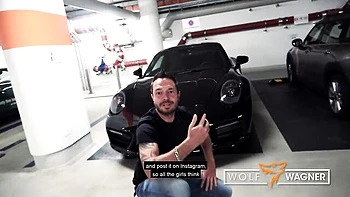 Julia Exclusiv lèche les gros seins et cul de maman dehors