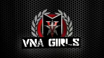 Charlee Chase folla su culo con juguetes y se masturba