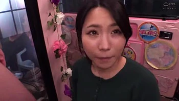 El cornudo ve a su esposa siendo follada